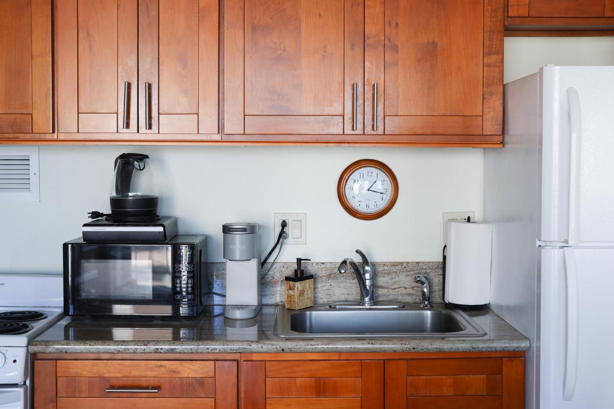 Apartment Tropical At Marine Surf Waikiki: Beachfront Oasis With Full Kitchen