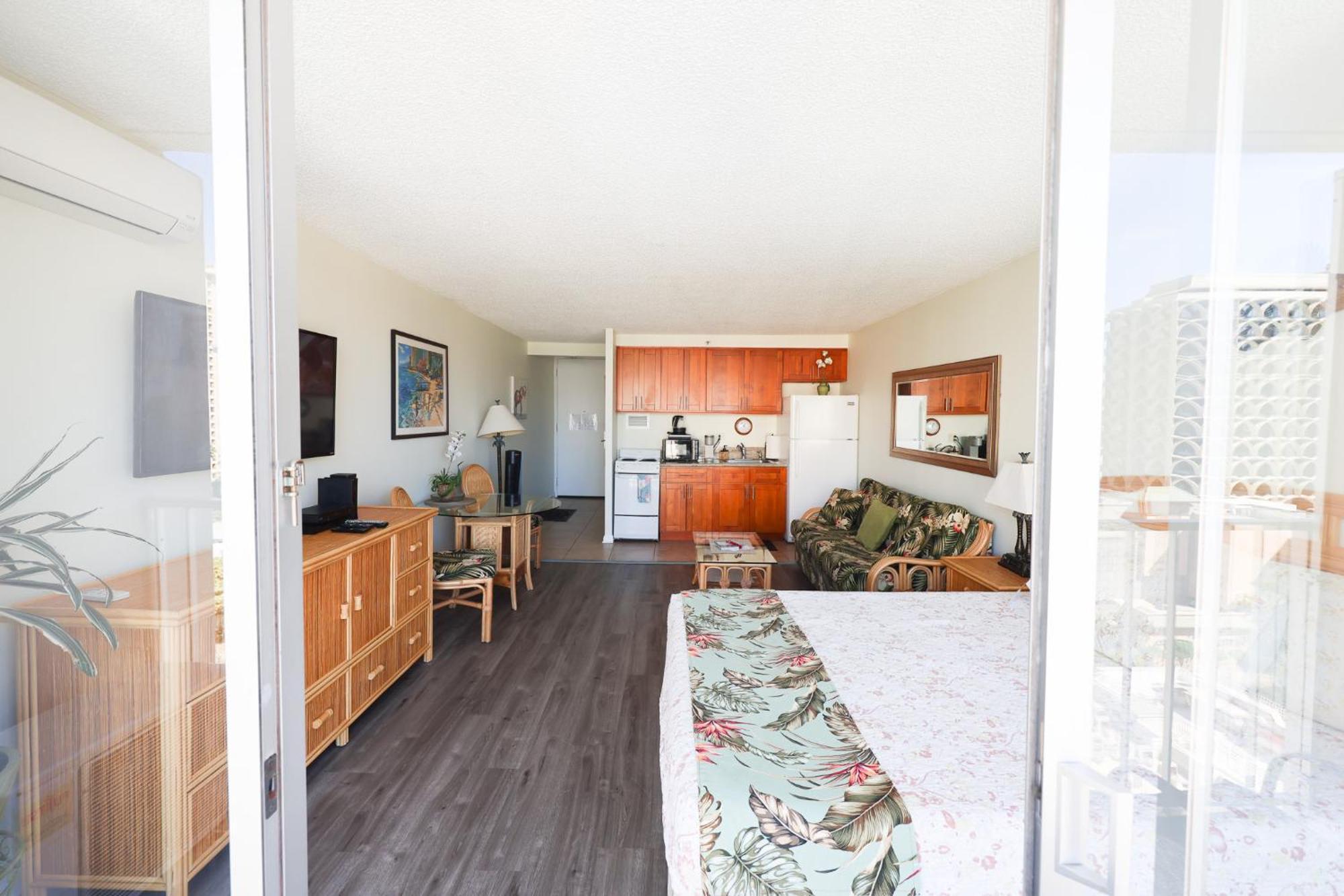 Tropical At Marine Surf Waikiki: Beachfront Oasis With Full Kitchen Apartment Honolulu