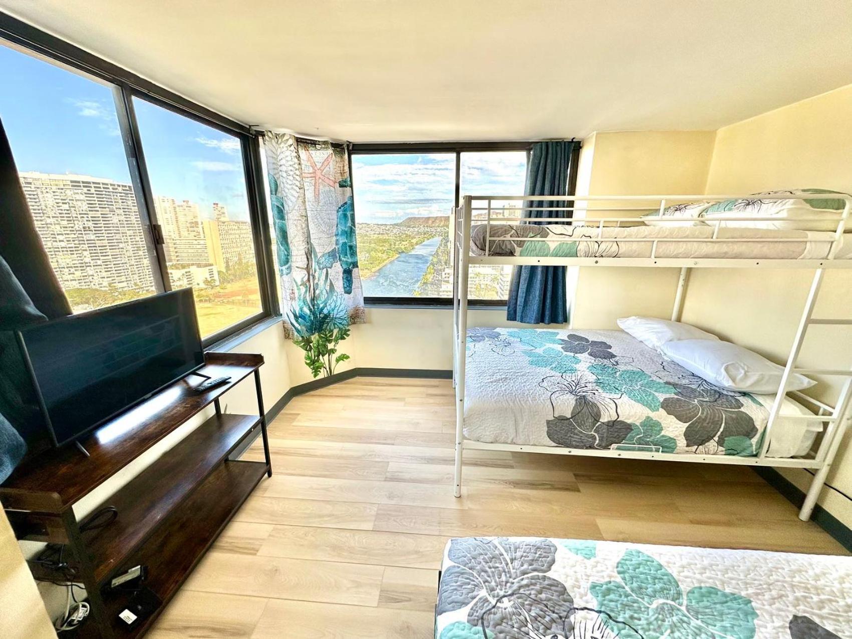 Ocean Canal Mountain View Steps From Waikiki 6person Apartment Honolulu