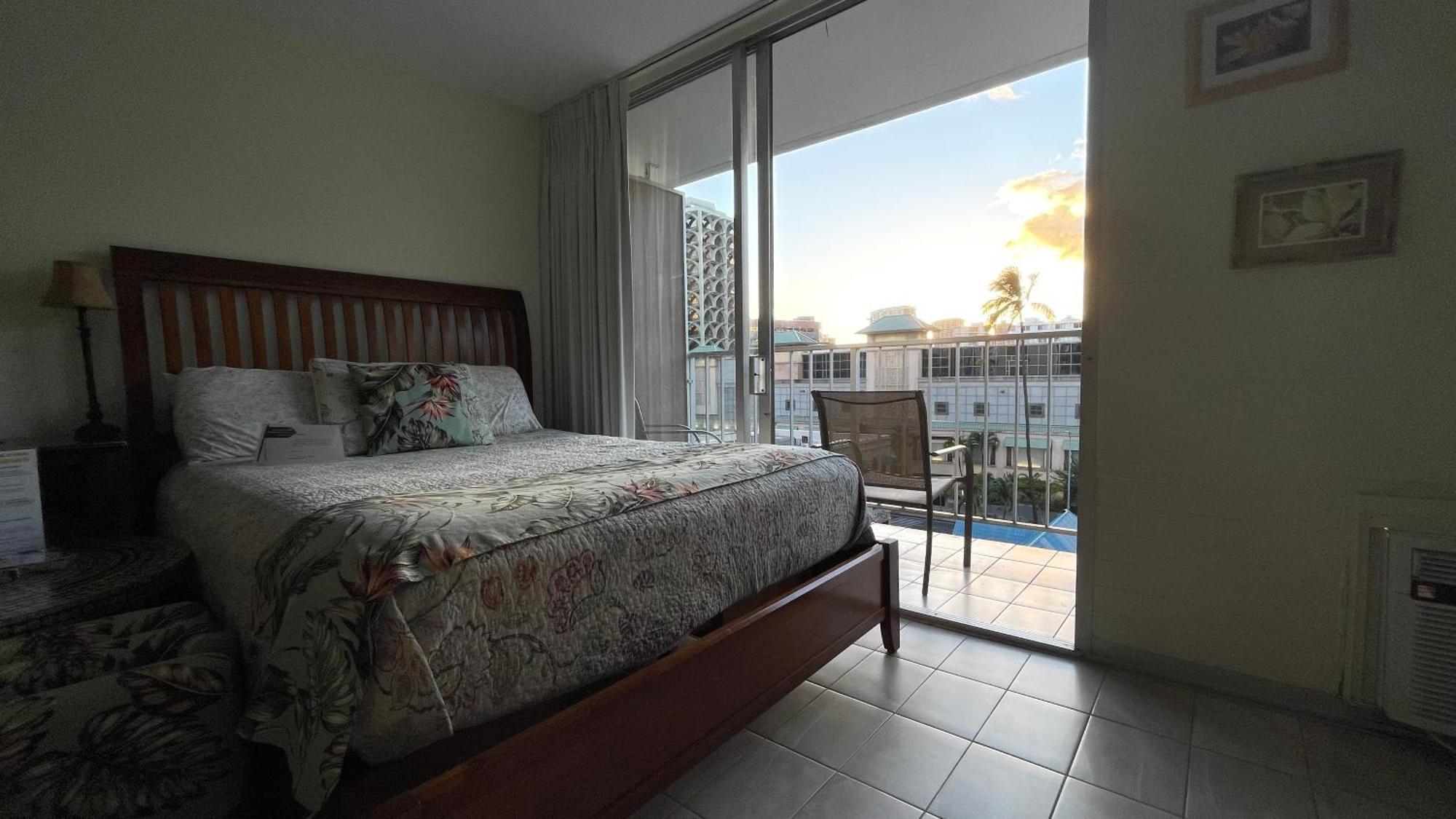 Apartment Tropical At Marine Surf Waikiki: Beachfront Oasis With Full Kitchen