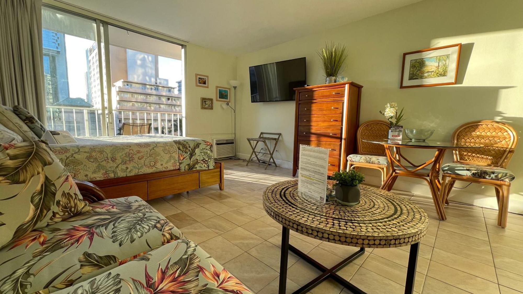 Tropical At Marine Surf Waikiki: Beachfront Oasis With Full Kitchen Apartment *