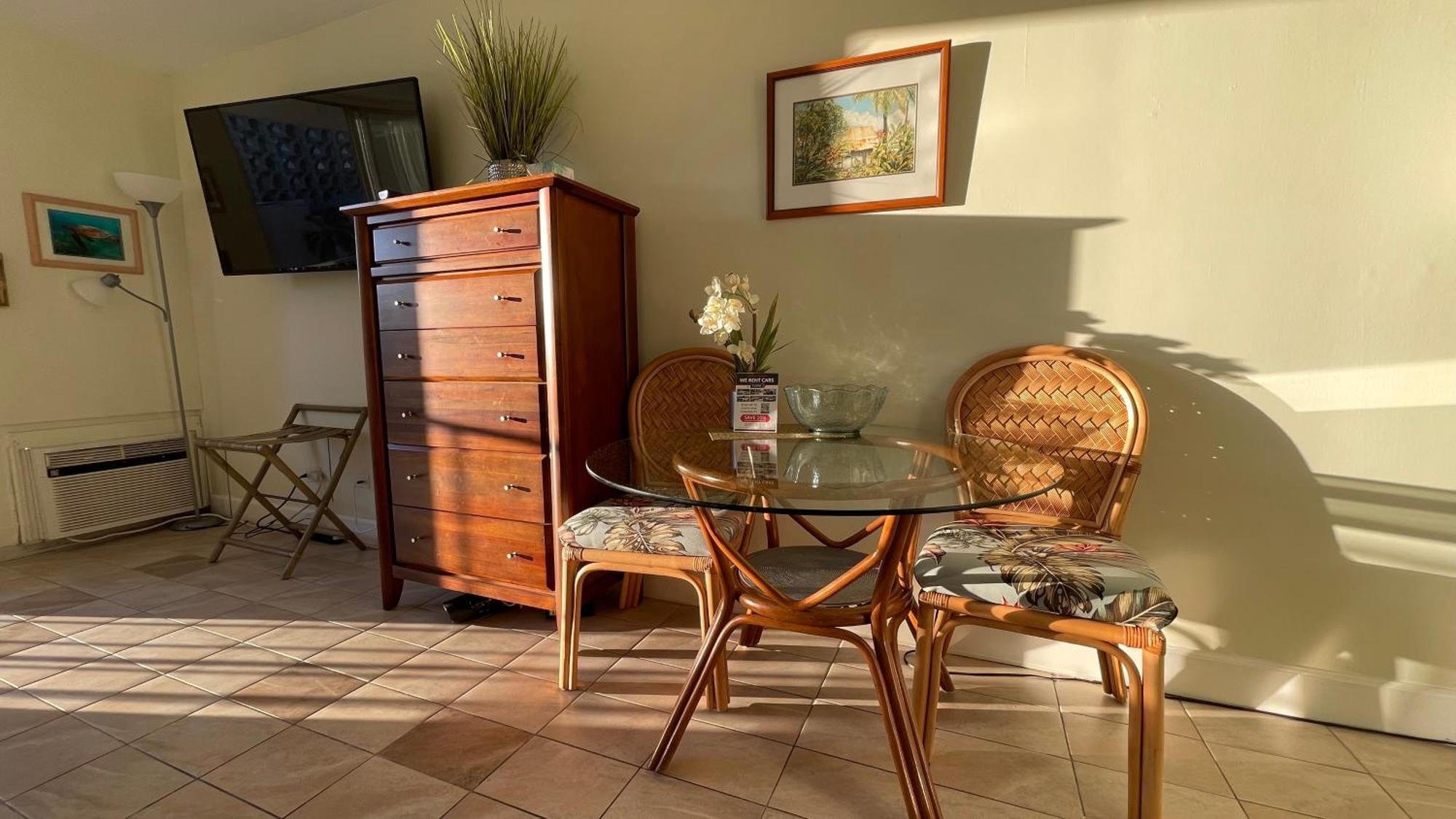 Apartment Tropical At Marine Surf Waikiki: Beachfront Oasis With Full Kitchen *