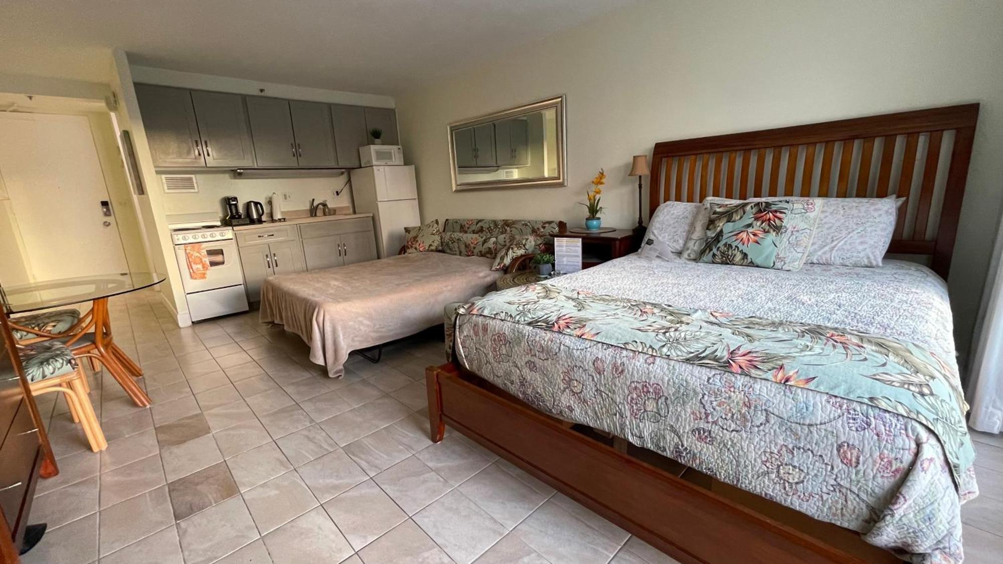 Apartment Tropical At Marine Surf Waikiki: Beachfront Oasis With Full Kitchen *