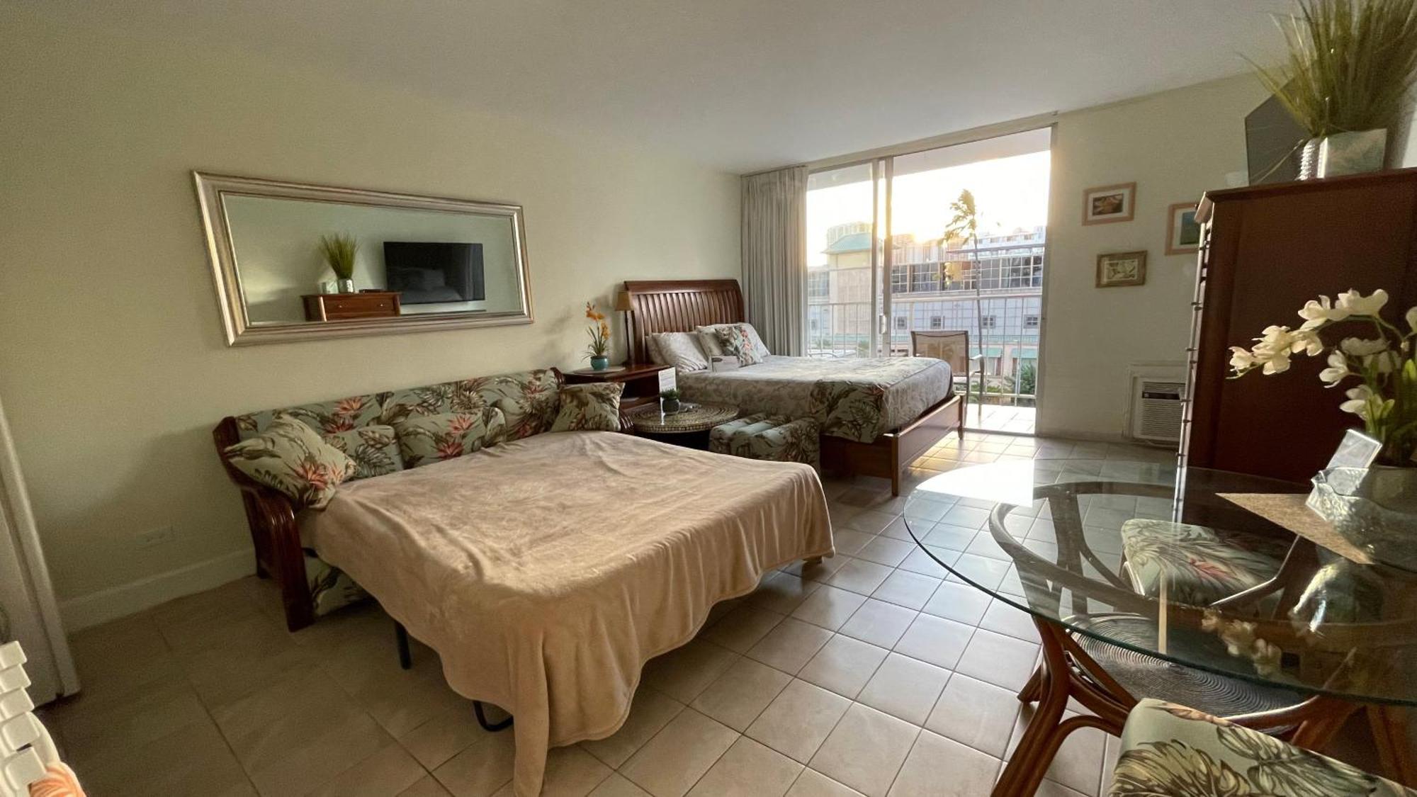 Apartment Tropical At Marine Surf Waikiki: Beachfront Oasis With Full Kitchen Honolulu