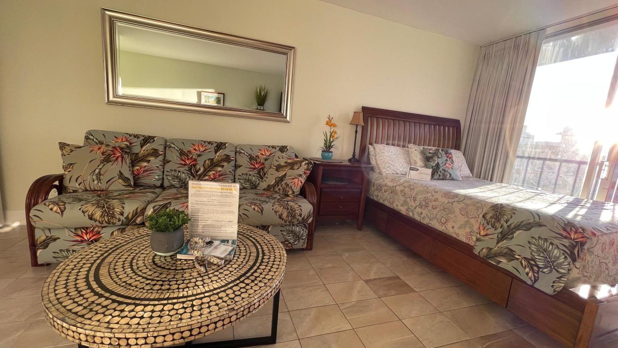 Tropical At Marine Surf Waikiki: Beachfront Oasis With Full Kitchen Honolulu