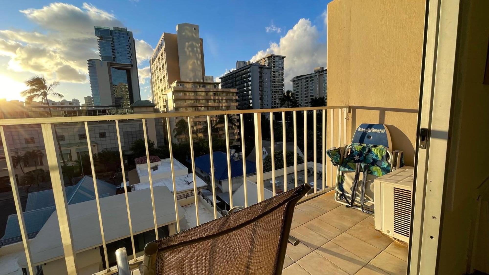Tropical At Marine Surf Waikiki: Beachfront Oasis With Full Kitchen * Honolulu