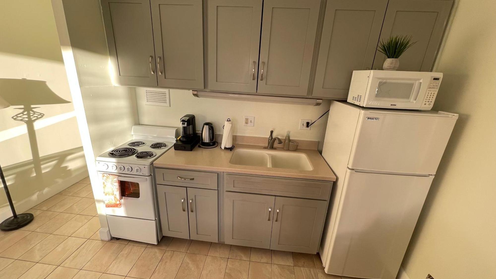 Apartment Tropical At Marine Surf Waikiki: Beachfront Oasis With Full Kitchen Honolulu