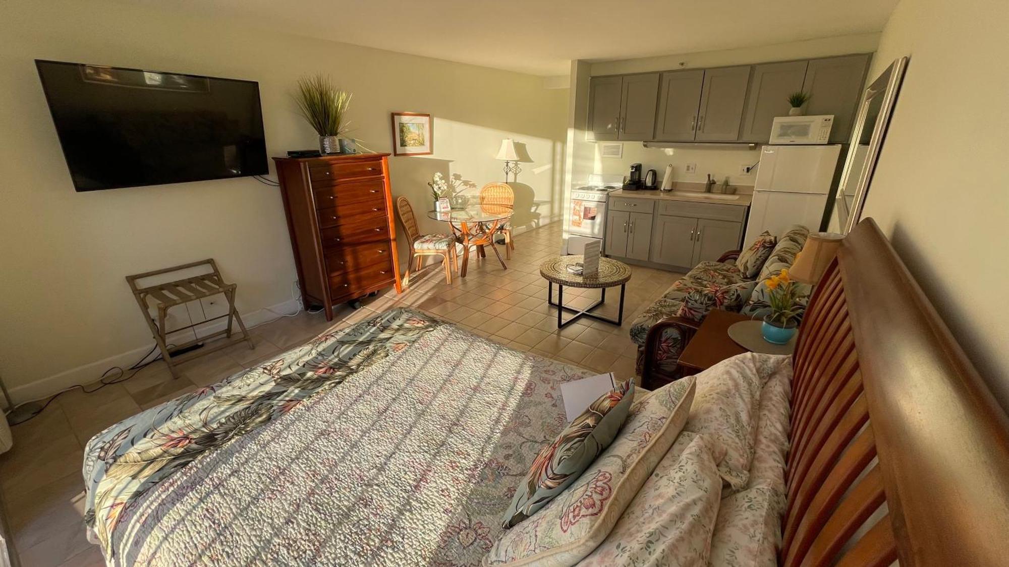 Tropical At Marine Surf Waikiki: Beachfront Oasis With Full Kitchen *