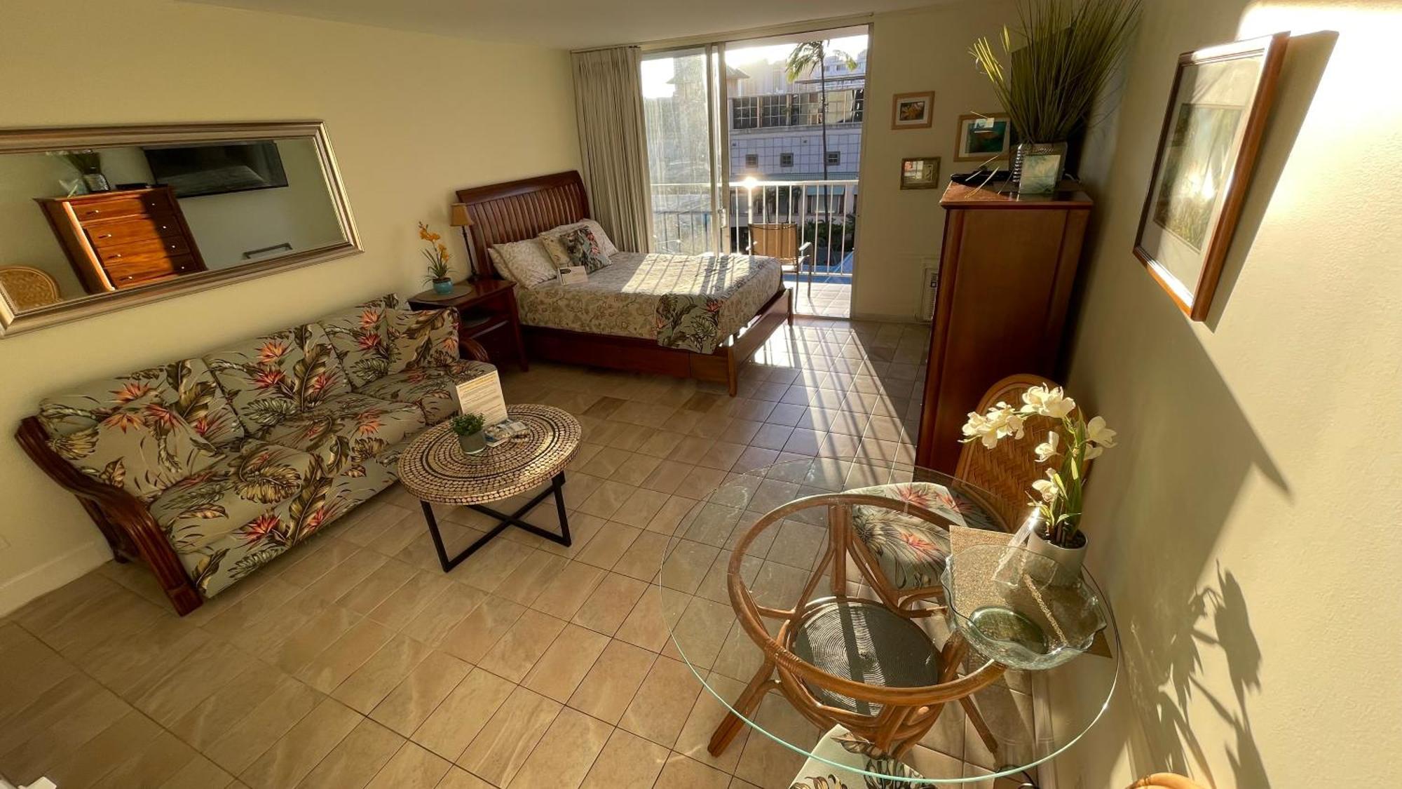 Tropical At Marine Surf Waikiki: Beachfront Oasis With Full Kitchen Apartment *