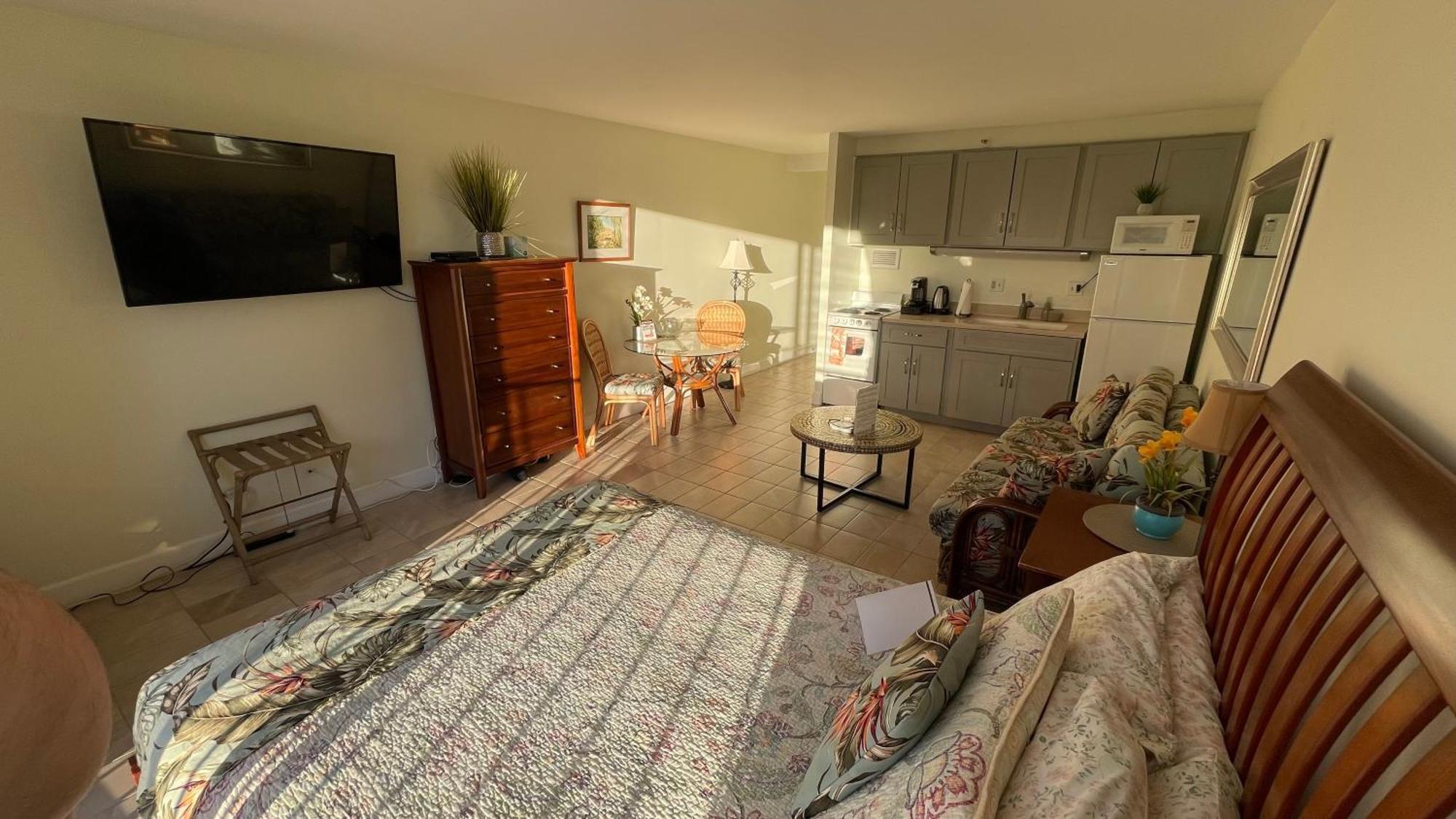 Apartment Tropical At Marine Surf Waikiki: Beachfront Oasis With Full Kitchen *