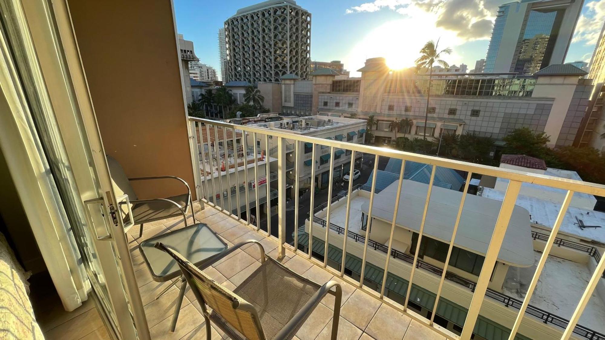Apartment Tropical At Marine Surf Waikiki: Beachfront Oasis With Full Kitchen Honolulu