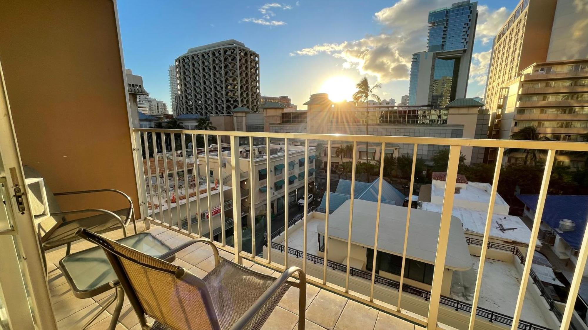 Tropical At Marine Surf Waikiki: Beachfront Oasis With Full Kitchen *