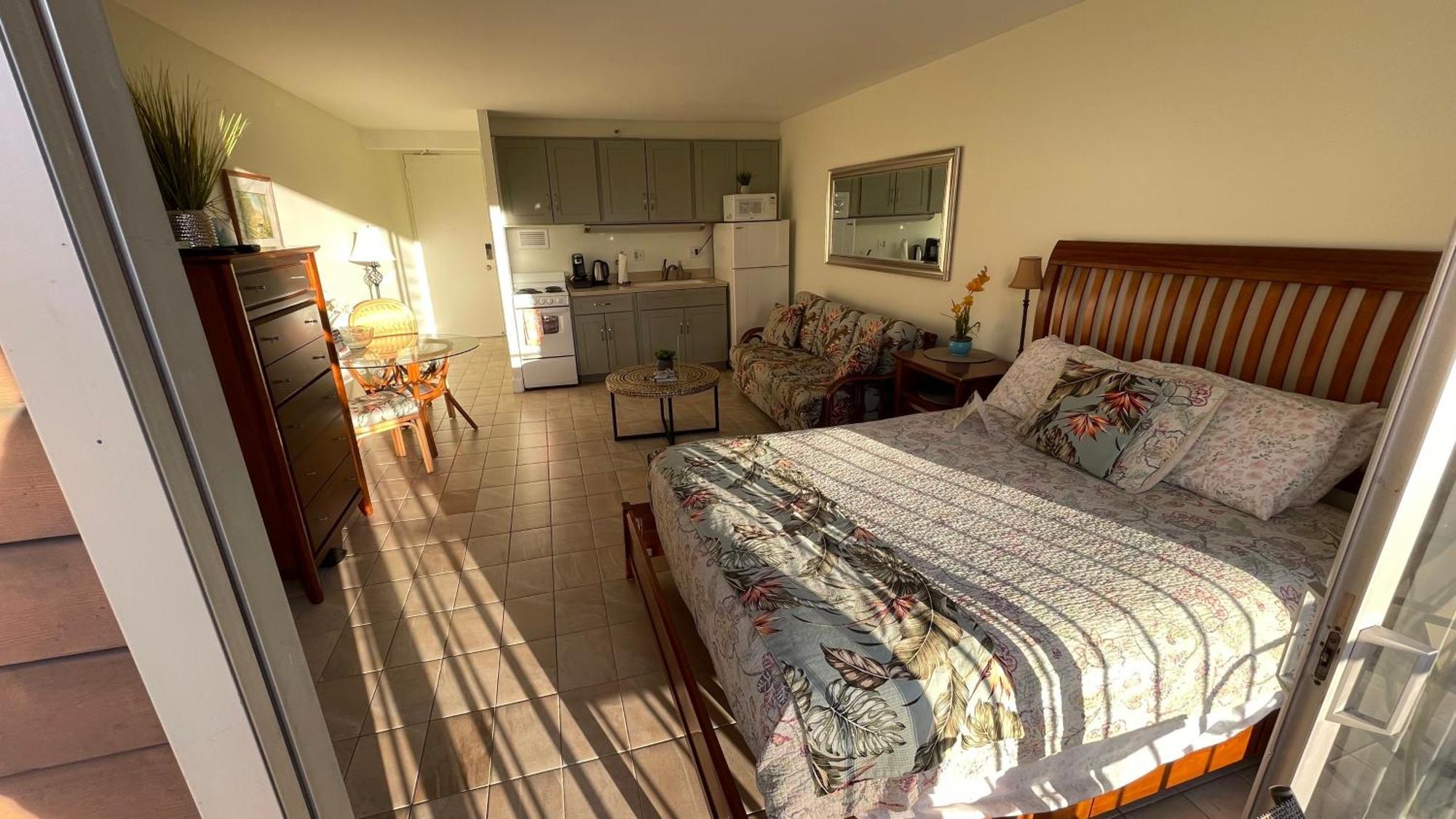 Tropical At Marine Surf Waikiki: Beachfront Oasis With Full Kitchen Honolulu