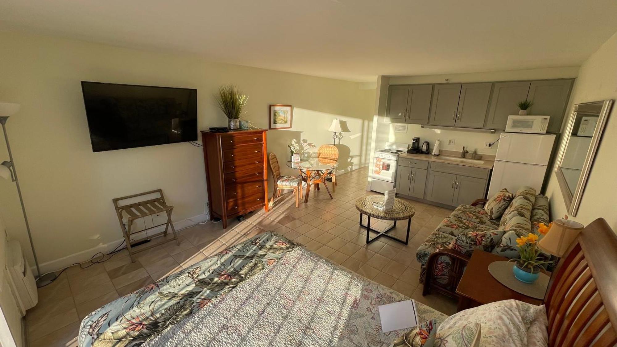 Tropical At Marine Surf Waikiki: Beachfront Oasis With Full Kitchen * Honolulu
