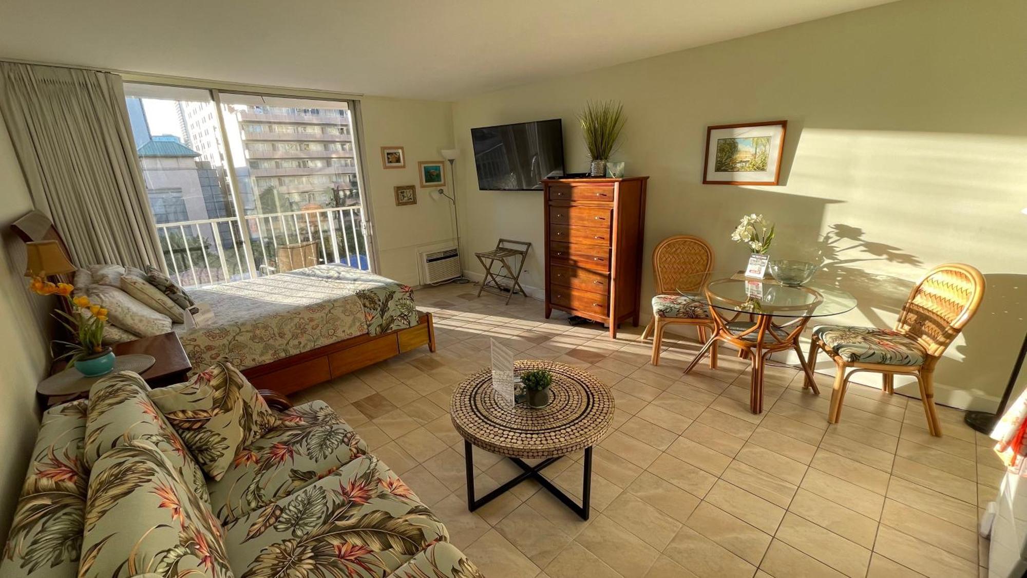 Tropical At Marine Surf Waikiki: Beachfront Oasis With Full Kitchen Apartment