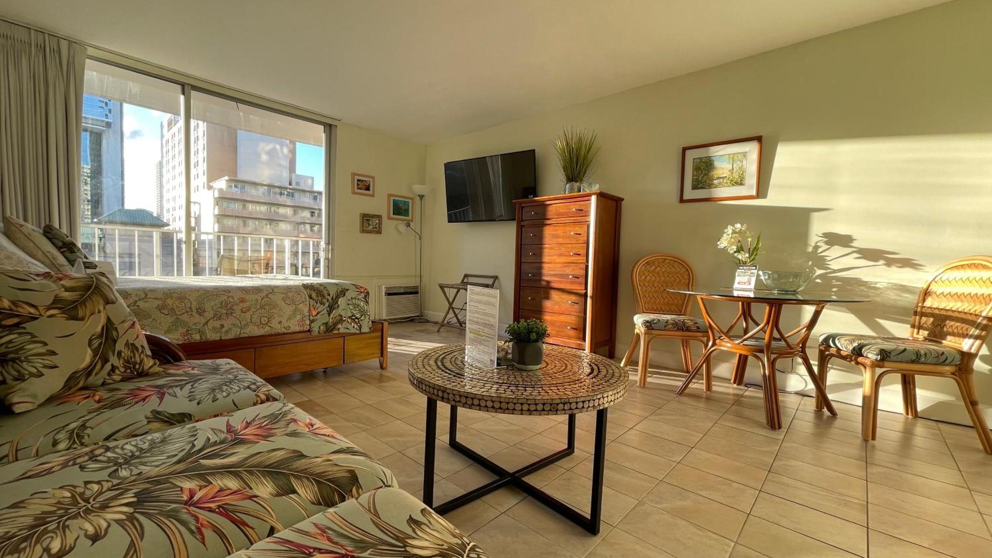 Apartment Tropical At Marine Surf Waikiki: Beachfront Oasis With Full Kitchen