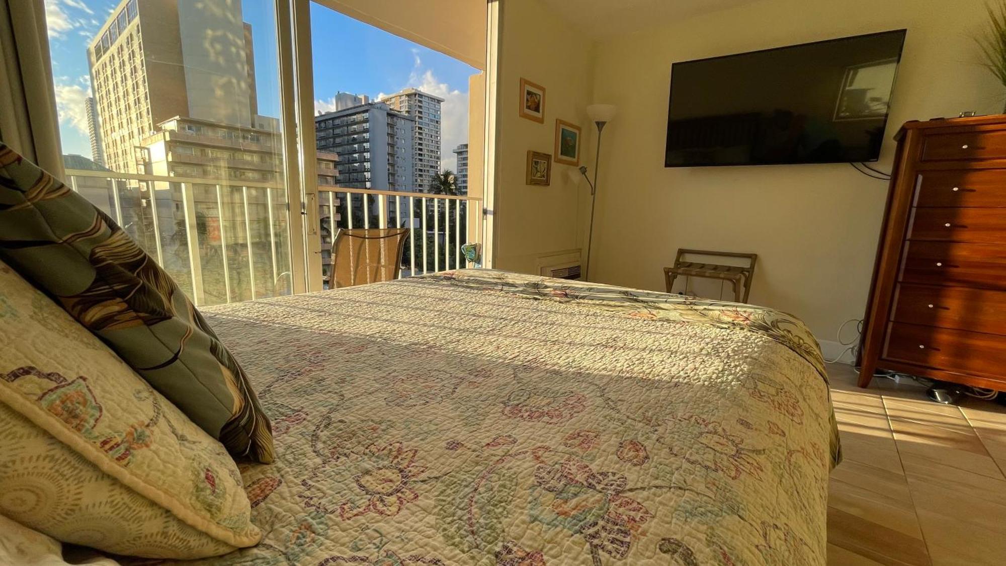 Tropical At Marine Surf Waikiki: Beachfront Oasis With Full Kitchen Apartment *