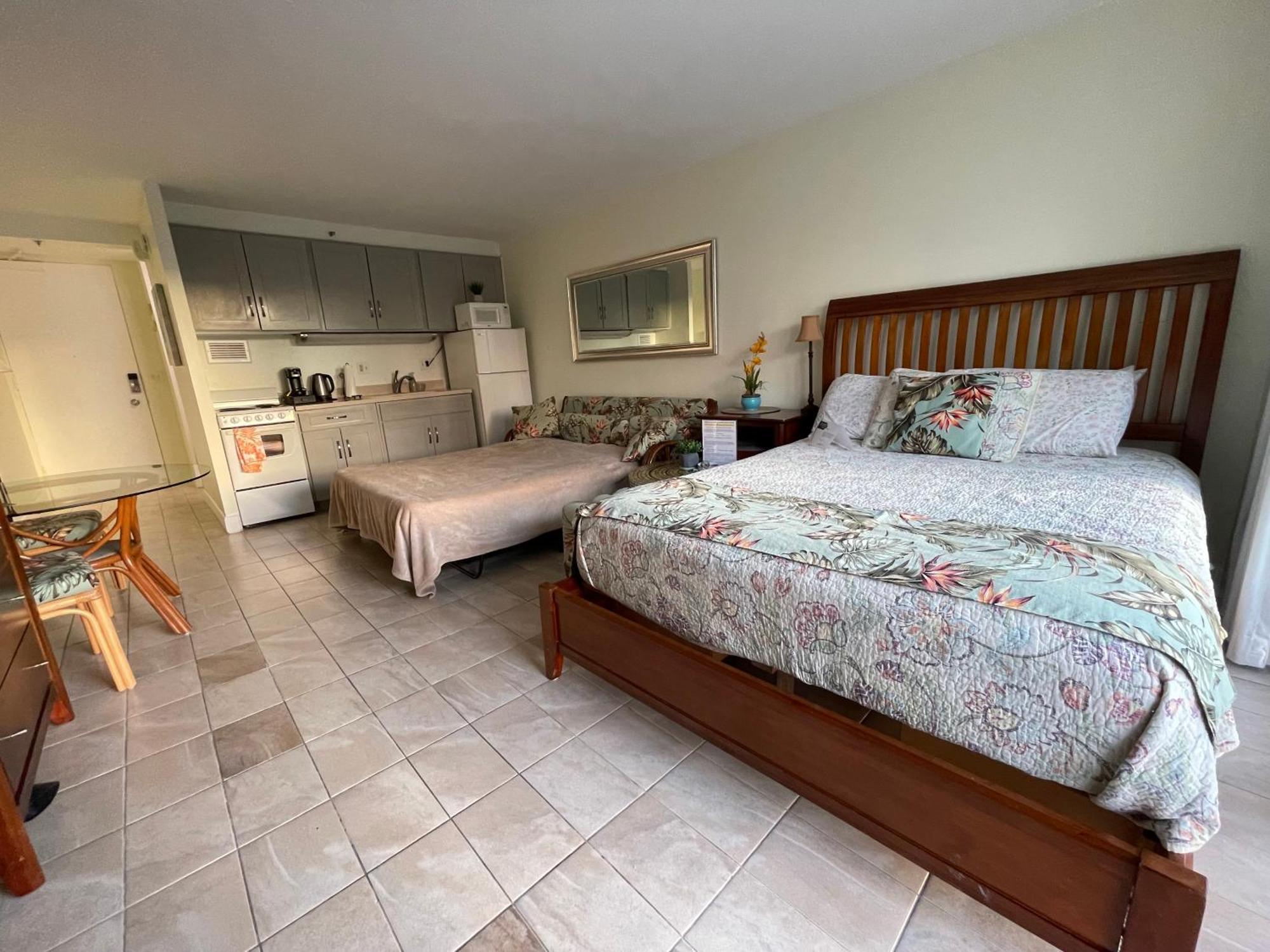 Tropical At Marine Surf Waikiki: Beachfront Oasis With Full Kitchen Apartment Honolulu