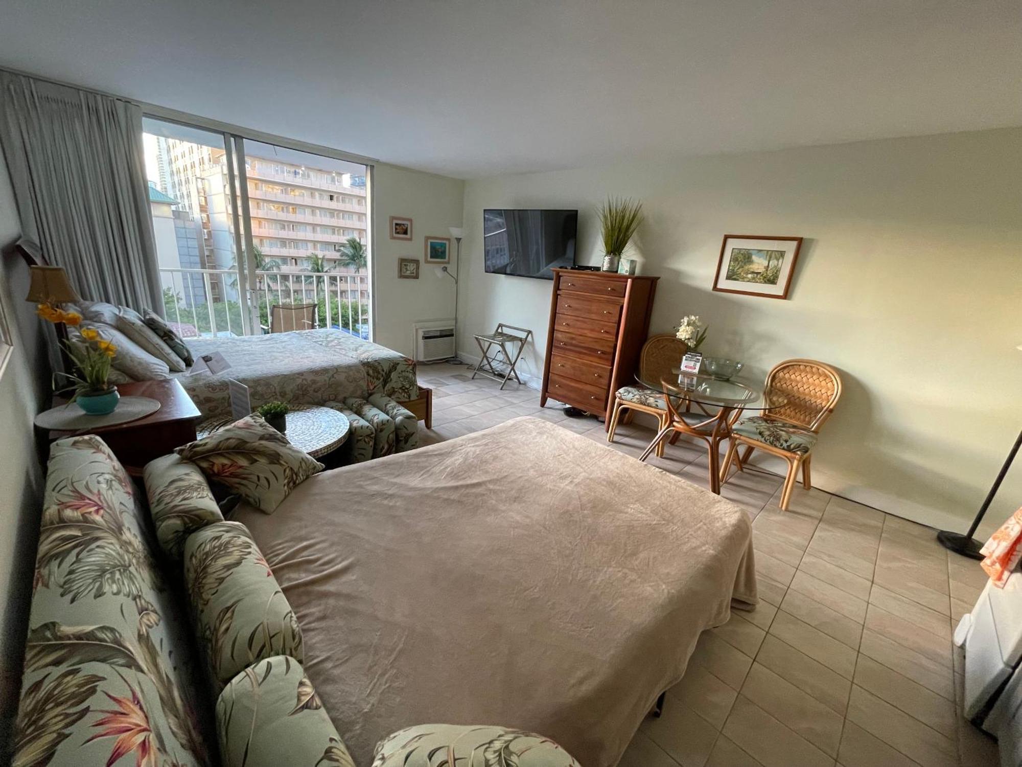 Tropical At Marine Surf Waikiki: Beachfront Oasis With Full Kitchen *