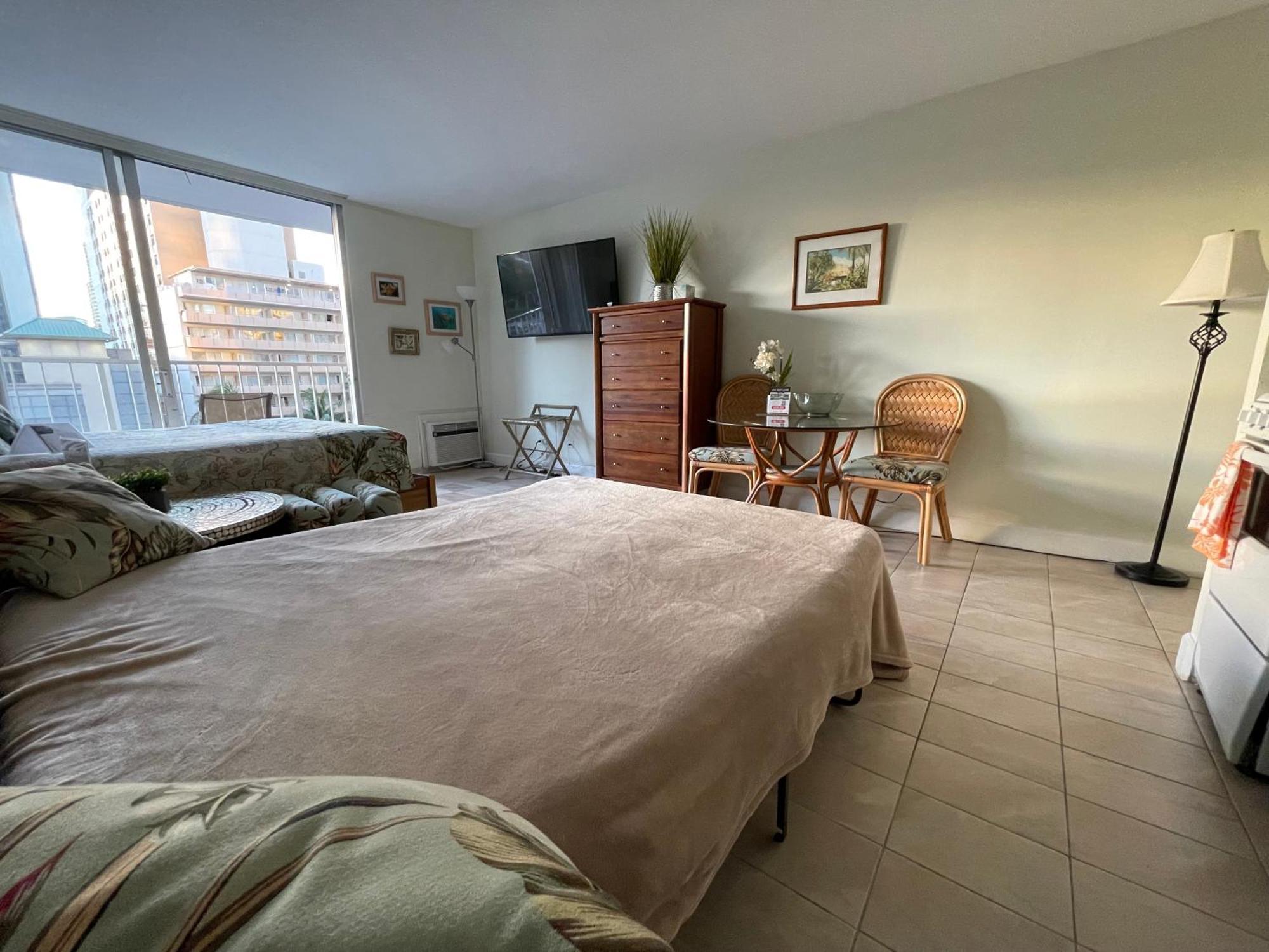 Tropical At Marine Surf Waikiki: Beachfront Oasis With Full Kitchen Honolulu