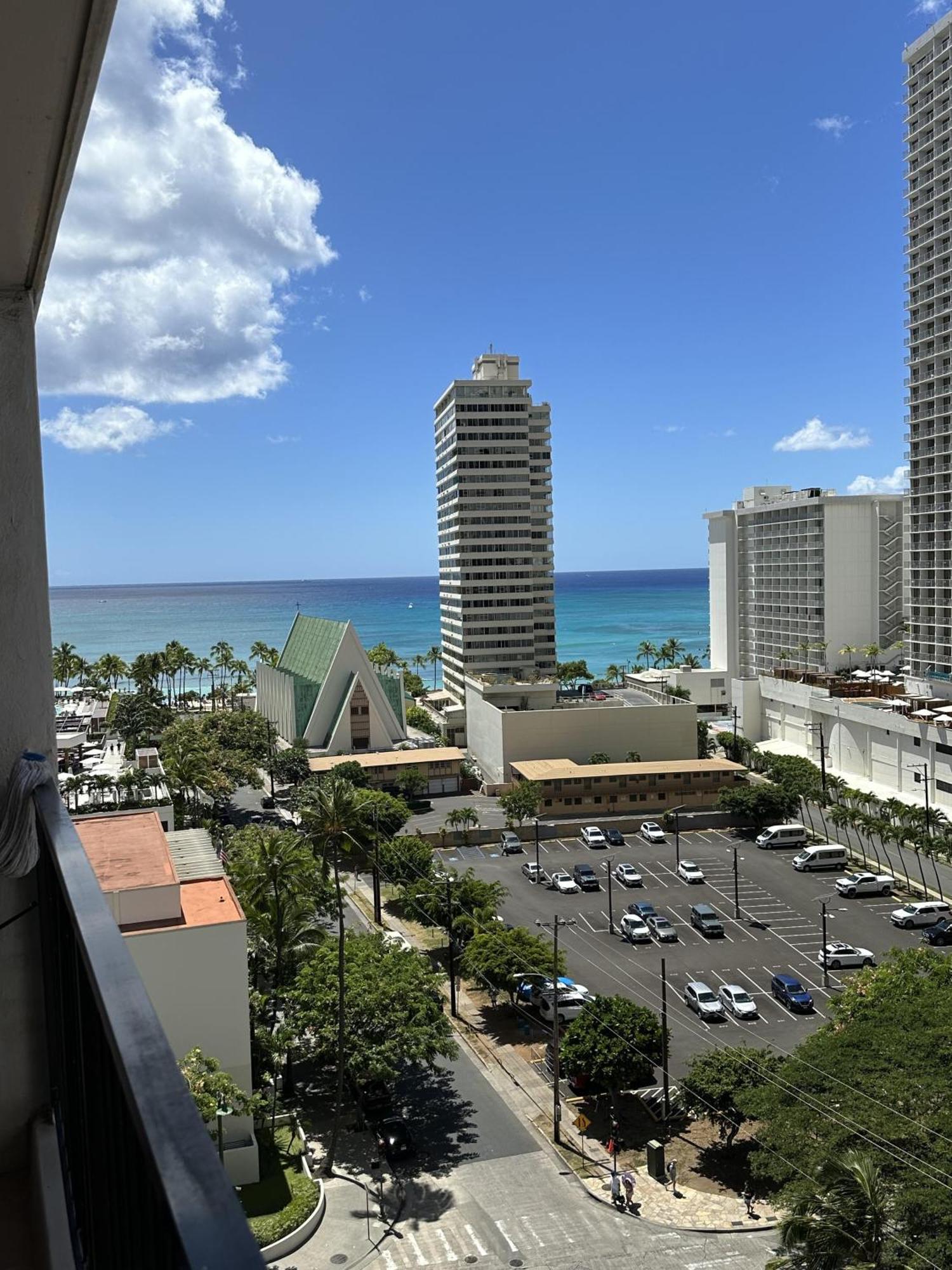 Breezy Waikiki 2 Blocks From The & Free Parking! *