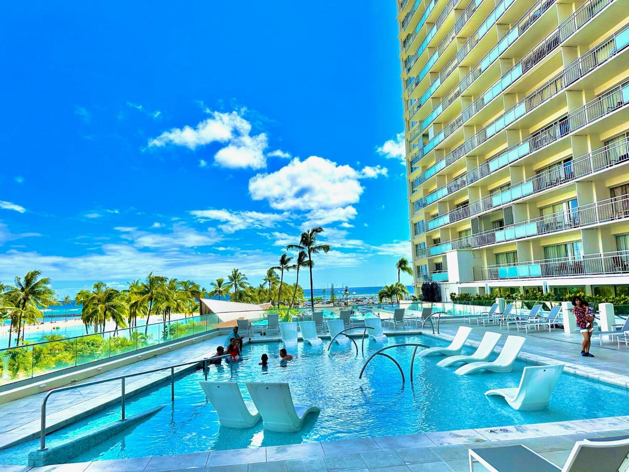 Aparthotel Waikiki Experience! Luxury Oceanview Suite!