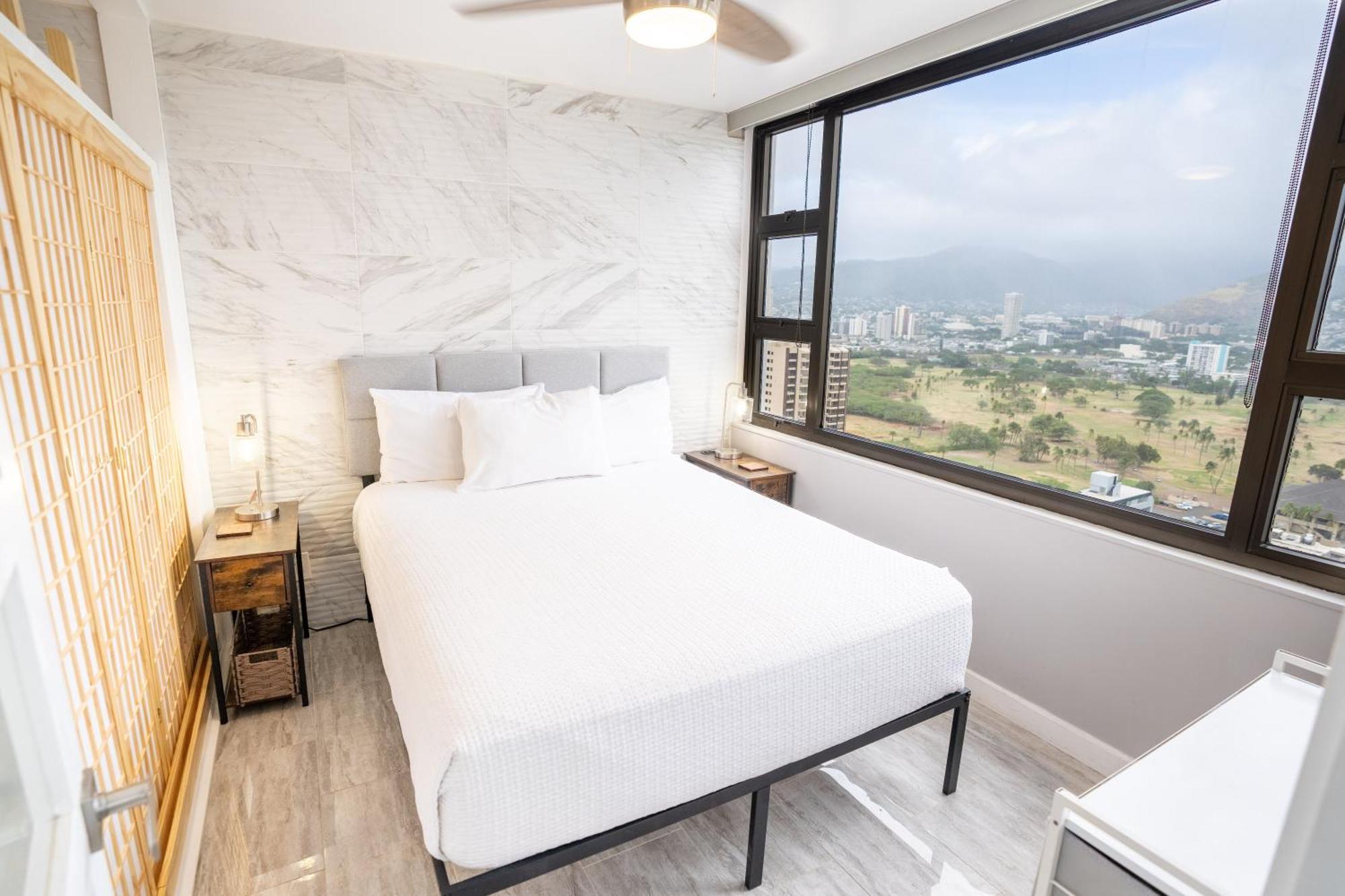 Newly Remodeled - 30th Floor With Epic Mountain Views *