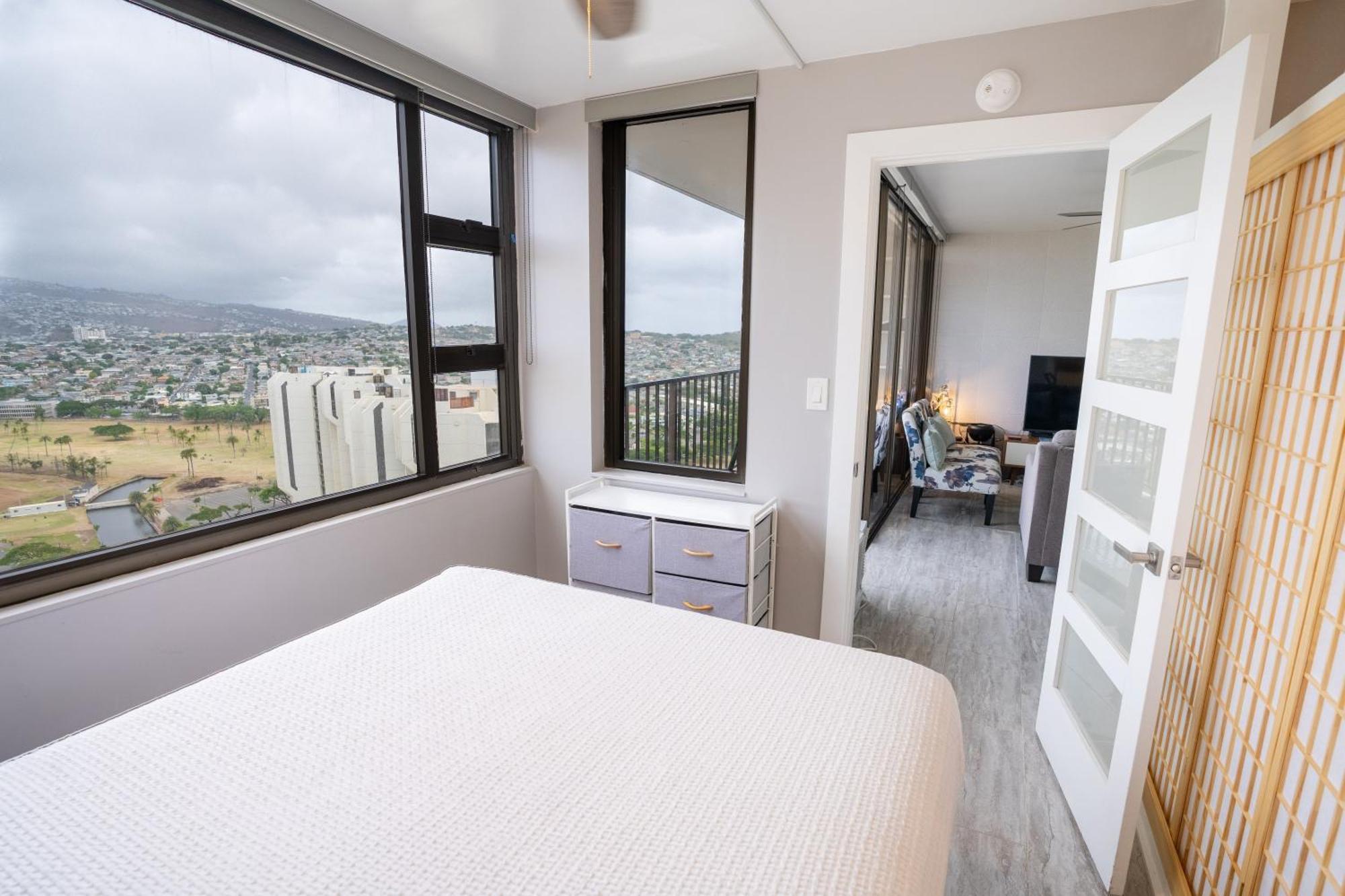 Apartment Newly Remodeled - 30th Floor With Epic Mountain Views