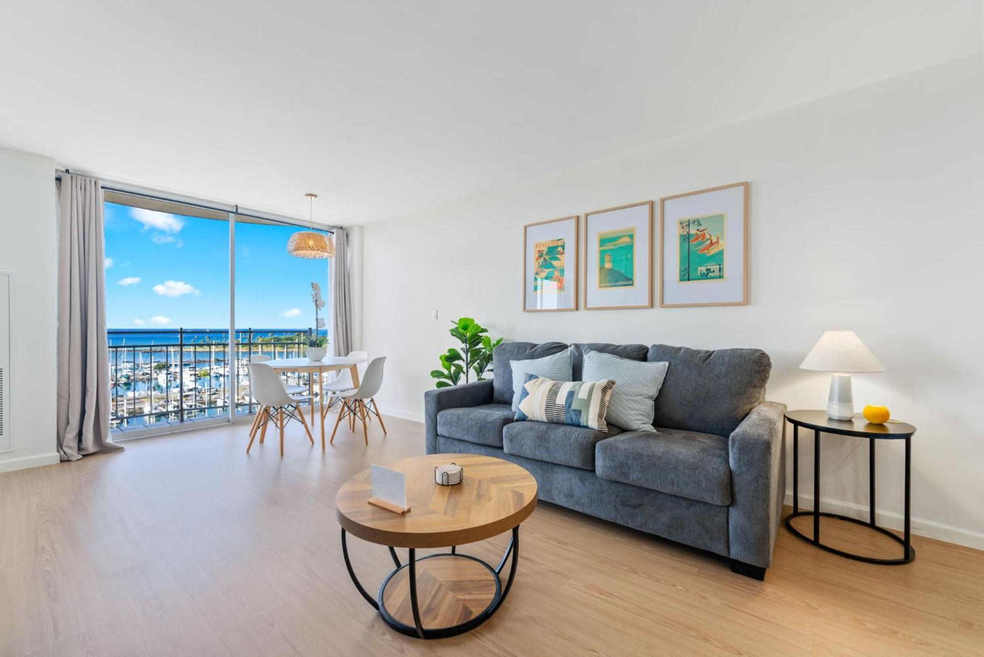 Oceanfront Renovated Getaway In Waikiki Apartment