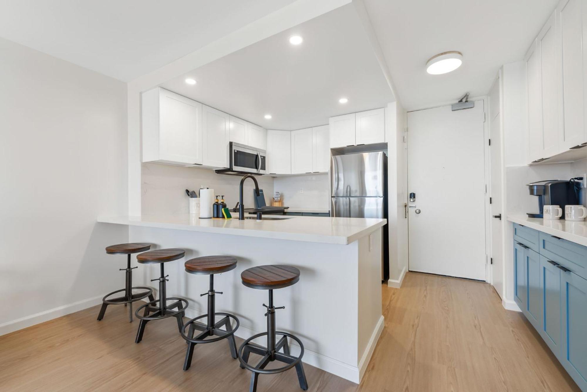 Oceanfront Renovated Getaway In Waikiki Honolulu