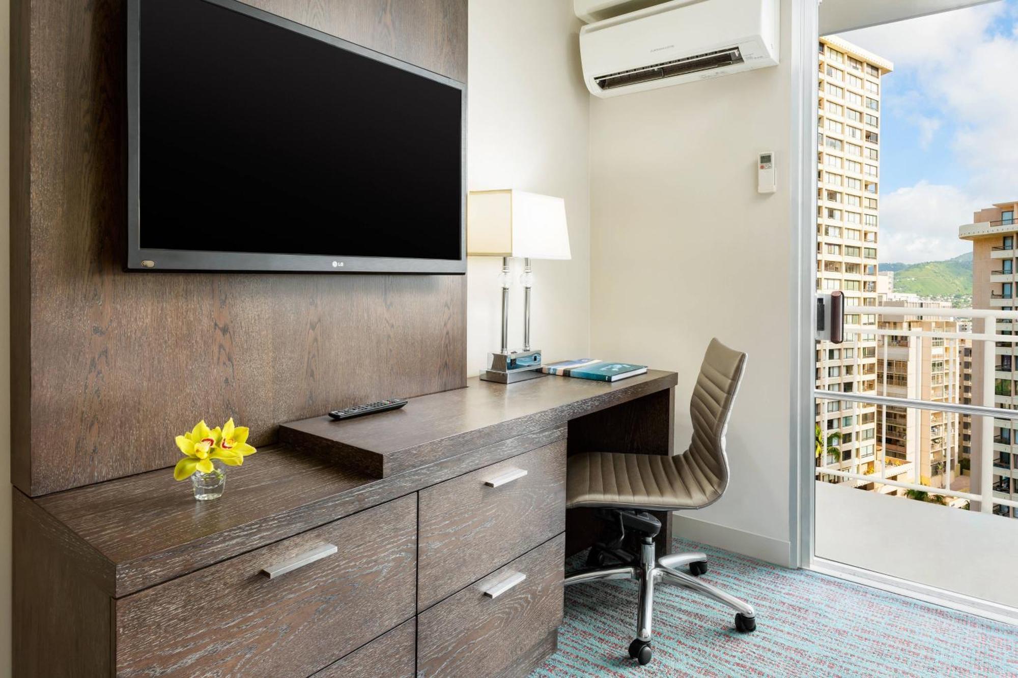 Courtyard By Marriott Waikiki Hotel