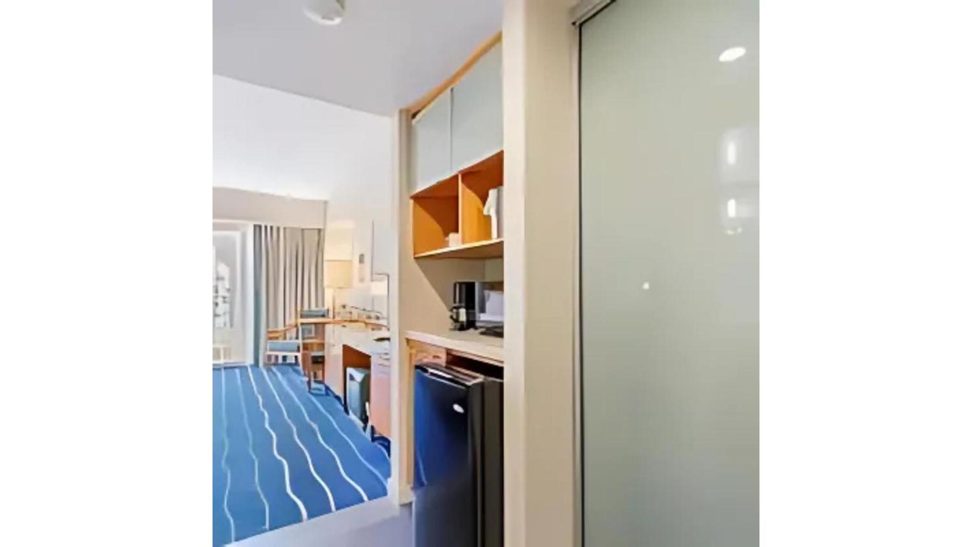 Ala Moana 16th Fl R9 2beds Partial Ocean View