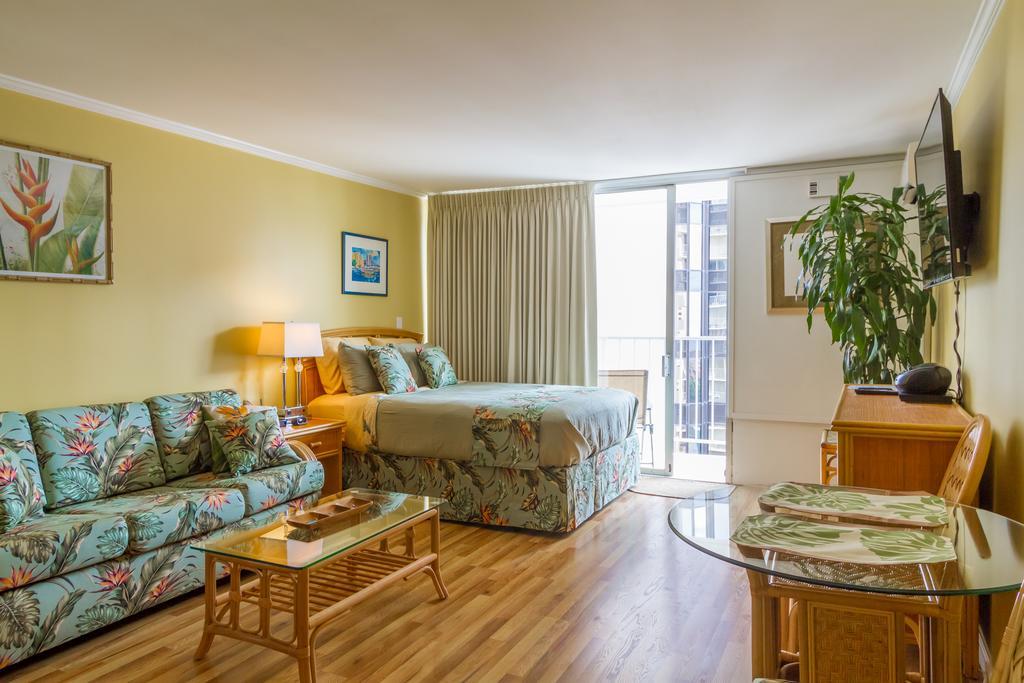 Apartment Tropical At Marine Surf Waikiki: Beachfront Oasis With Full Kitchen Honolulu