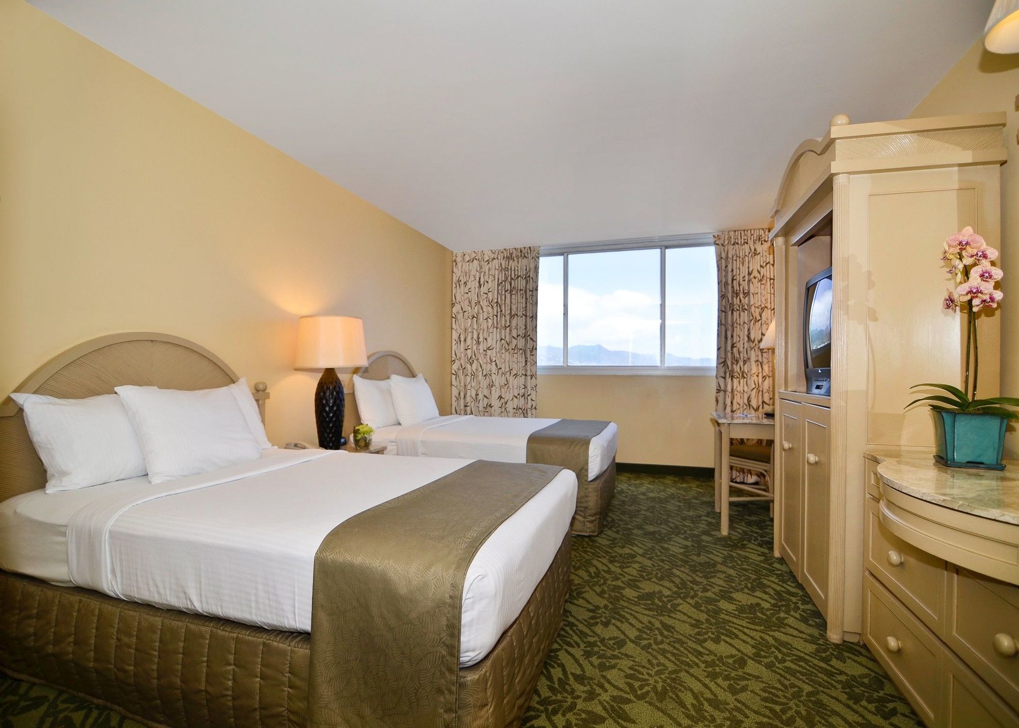 Hotel Western The Plaza Airport - Free Breakfast 3*