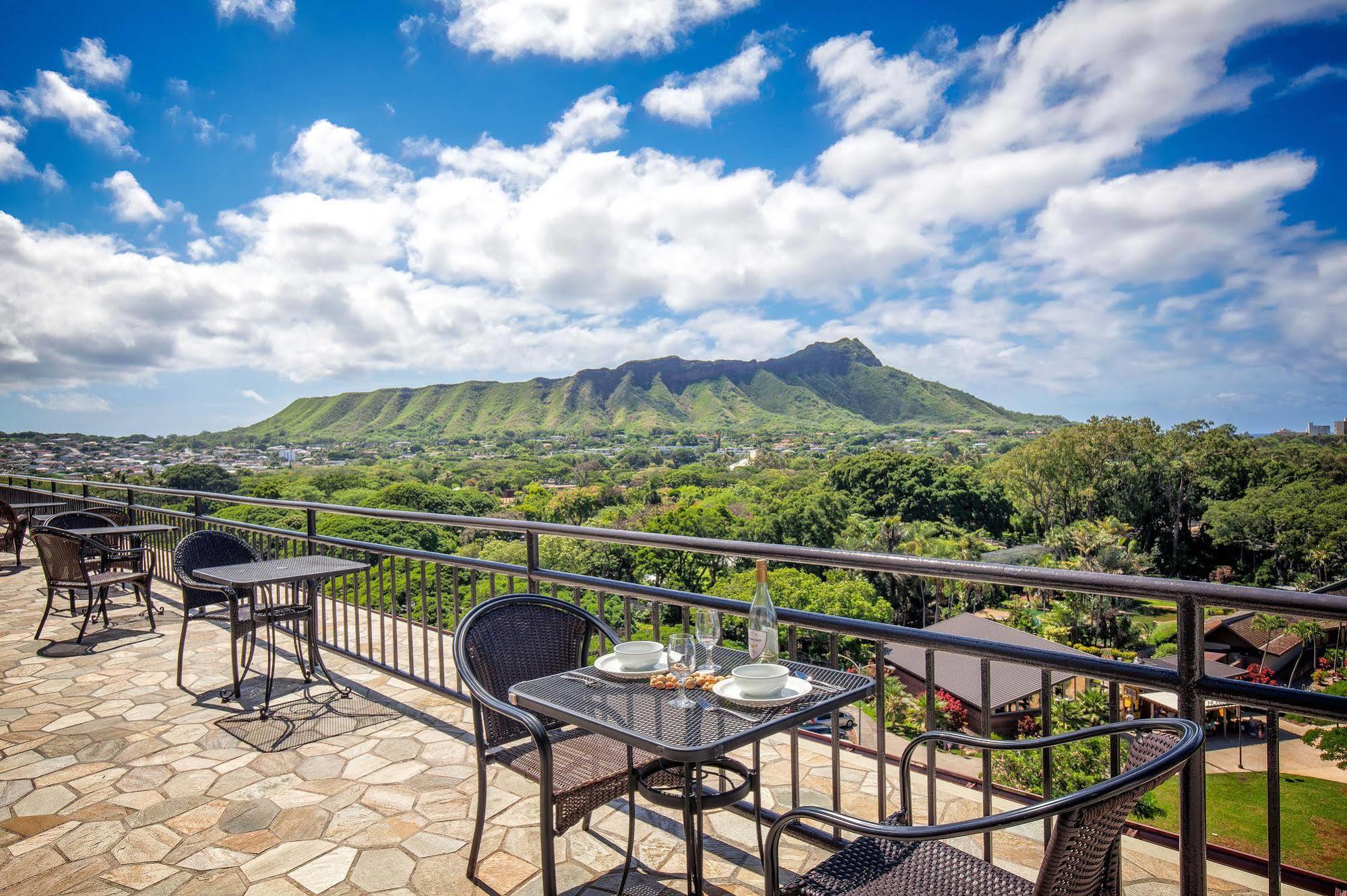 Castle At Waikiki Grand