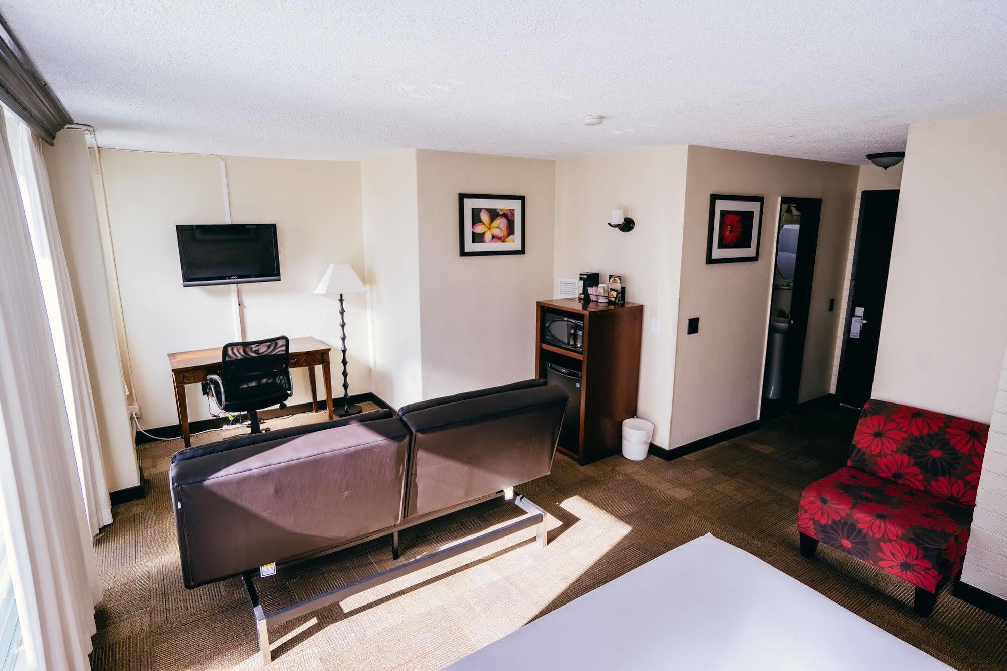 Waikiki Hotel 3*