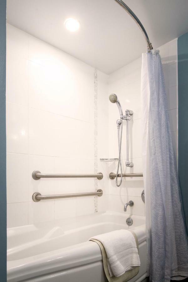 Studio At Ala Moana With Ocean Views * Honolulu